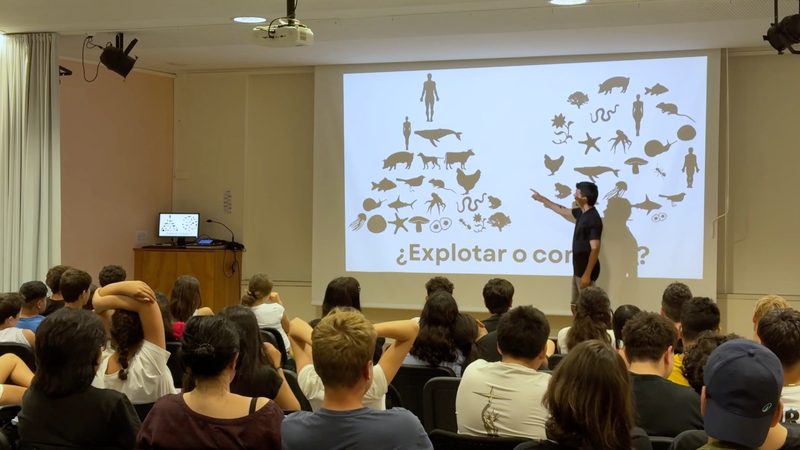 Ponente impartiendo una charla a estudiantes.