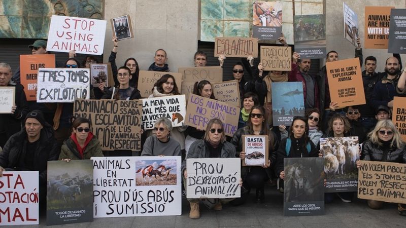 Personas activistas concentradas con pancartas.